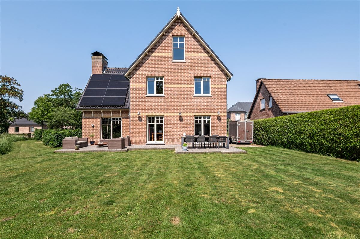 Elegante herenwoning met 4 slaapkamers, ruime zolder en zonnige tuin in Koningshooikt