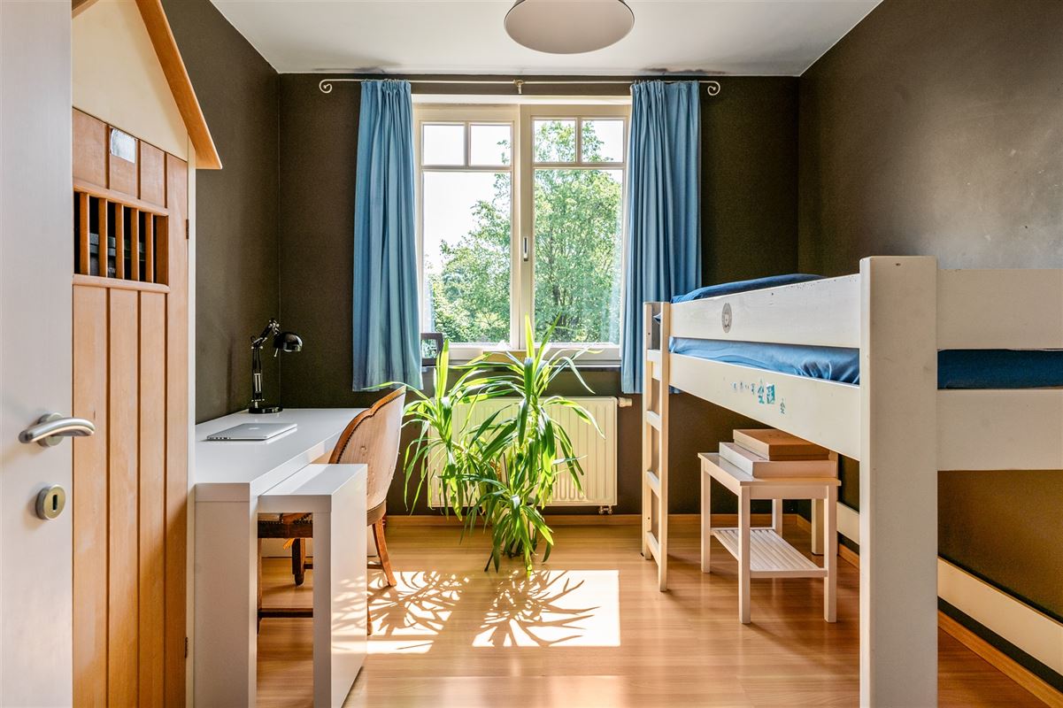 Elegante herenwoning met 4 slaapkamers, ruime zolder en zonnige tuin in Koningshooikt