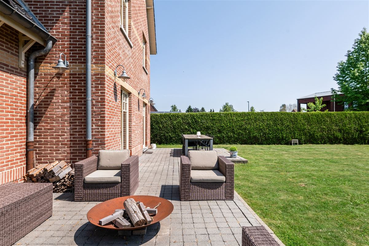 Elegante herenwoning met 4 slaapkamers, ruime zolder en zonnige tuin in Koningshooikt