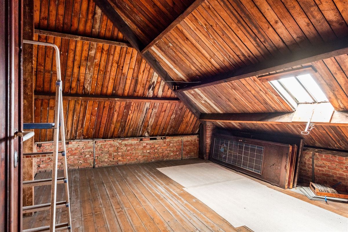 Verrassend ruime, te moderniseren gezinwoning te Onze-Lieve-Vrouw-Waver