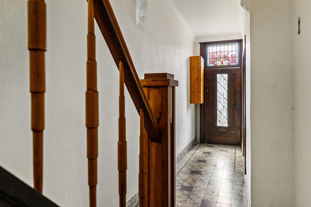 Verrassend ruime, te moderniseren gezinwoning te Onze-Lieve-Vrouw-Waver