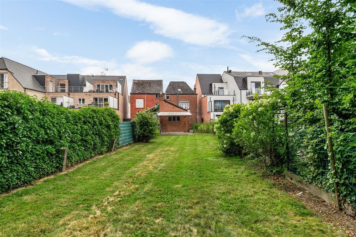 Verrassend ruime, te moderniseren gezinwoning te Onze-Lieve-Vrouw-Waver