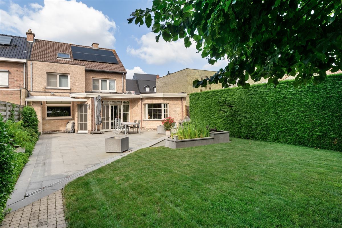 Verrassend ruime halfopen woning met 3 SLPK en bureel te Sint-Katelijne-Waver
