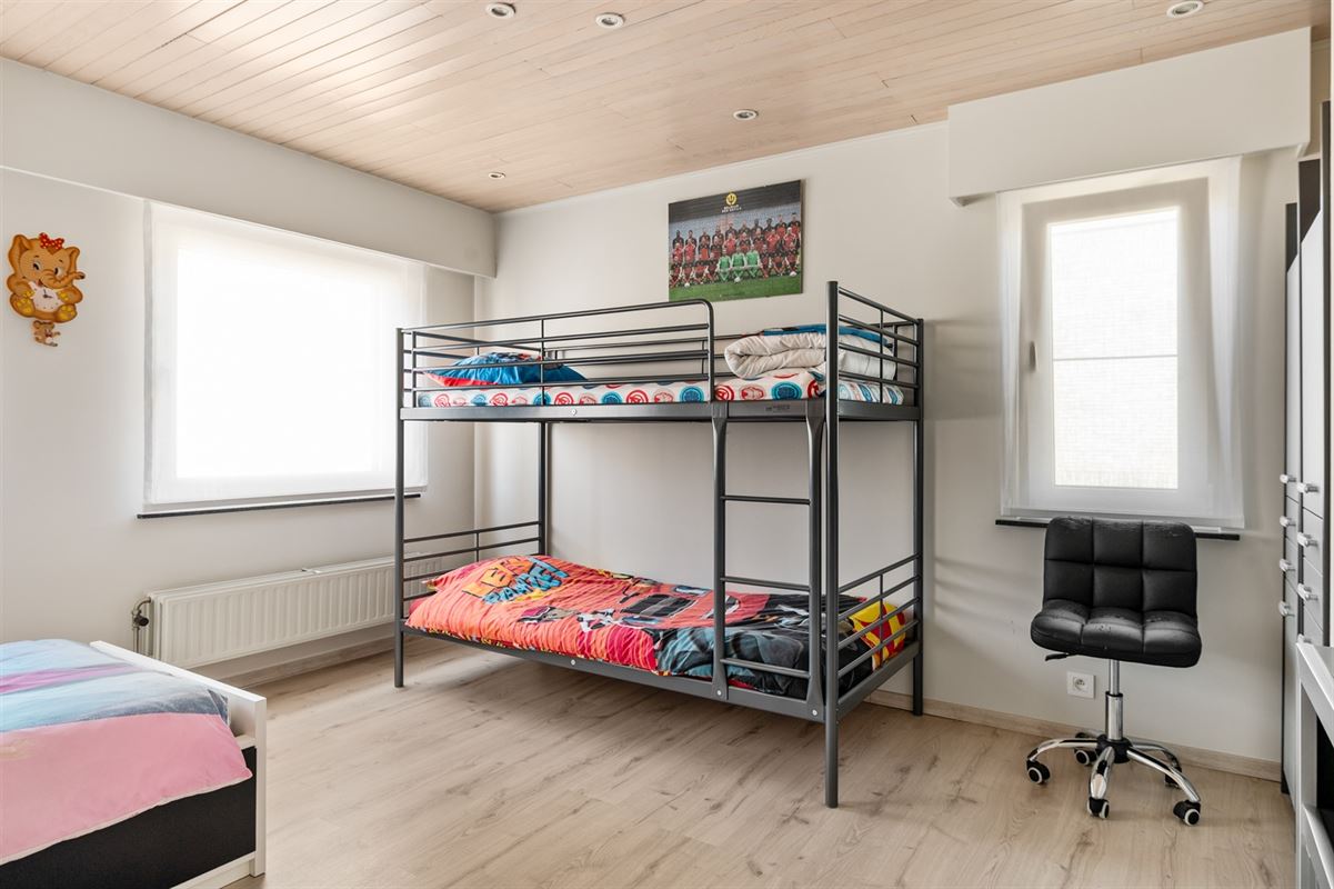 Verrassend ruime halfopen woning met 3 SLPK en bureel te Sint-Katelijne-Waver