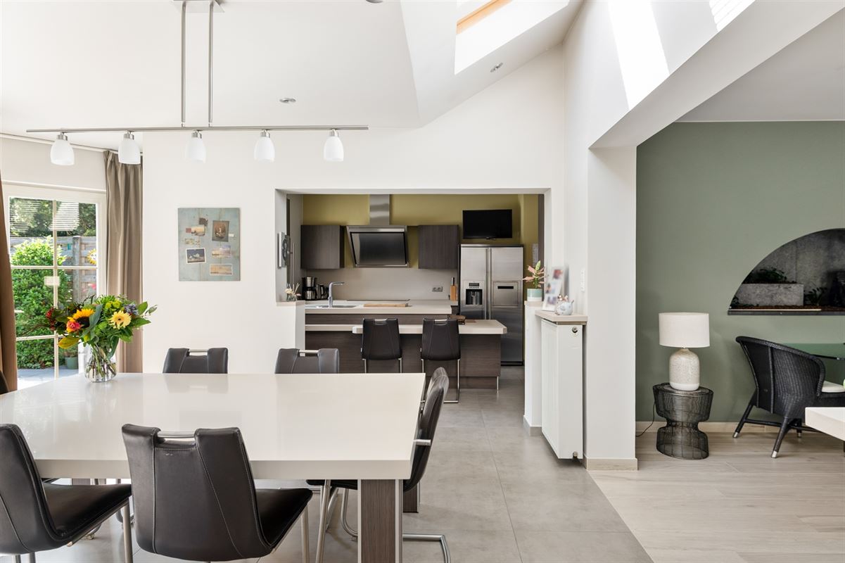 Verrassend ruime halfopen woning met 3 SLPK en bureel te Sint-Katelijne-Waver
