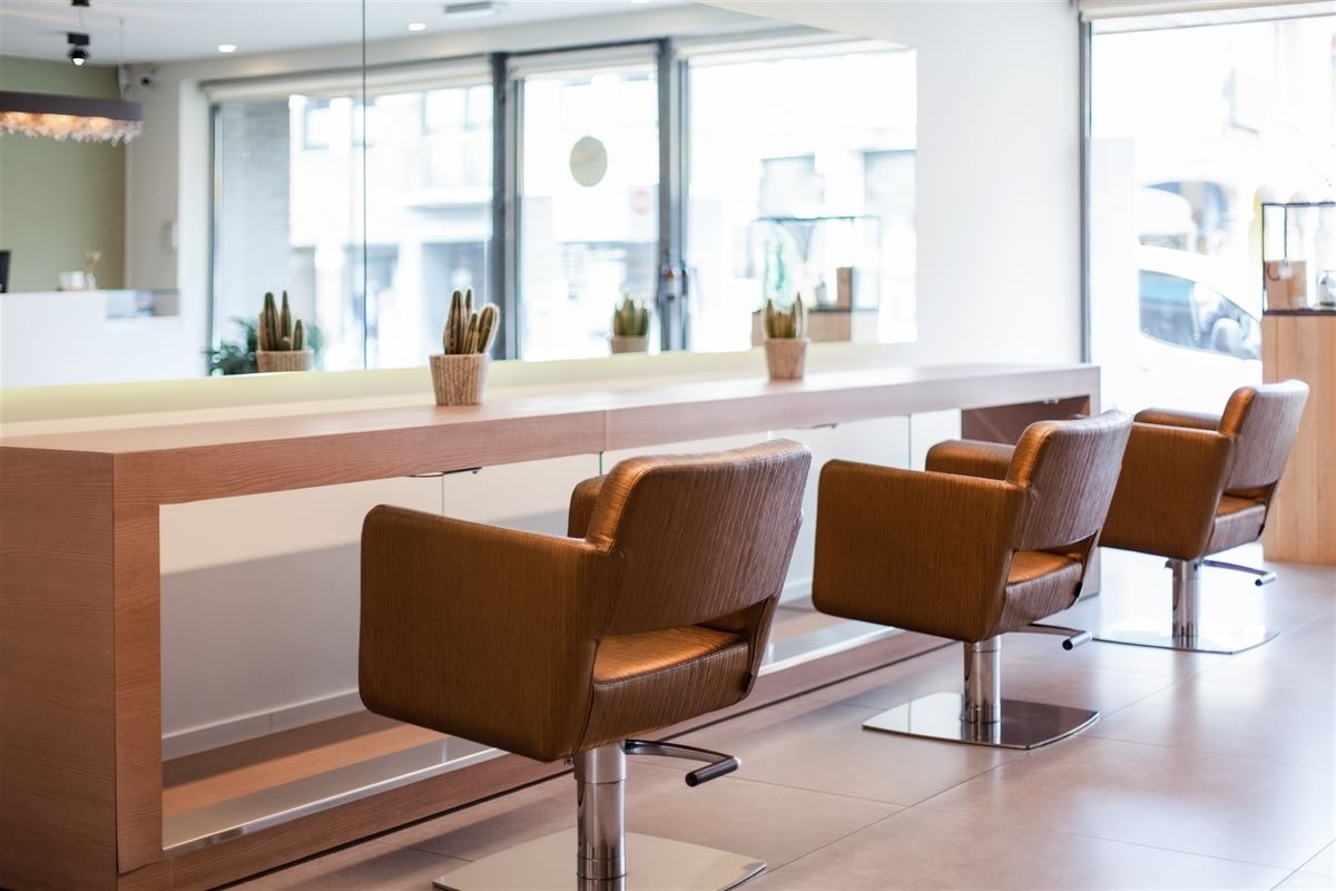 Knap handelspand, heden ingericht als kapsalon, te Putte