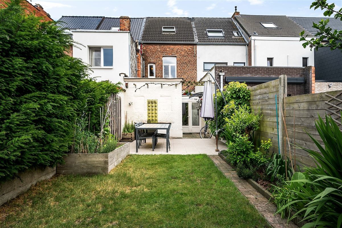 Deels gemoderniseerde woning te Duffel-West