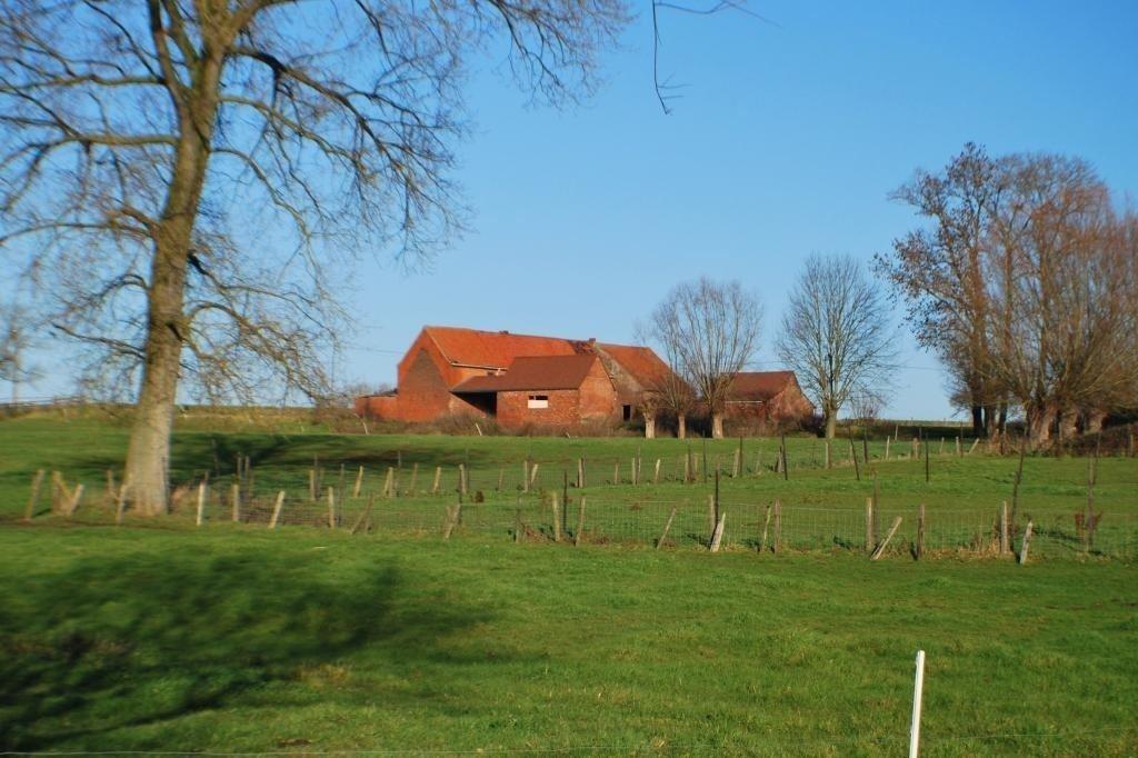 Ferme à renover sur une parcelle de ca 2,8ha