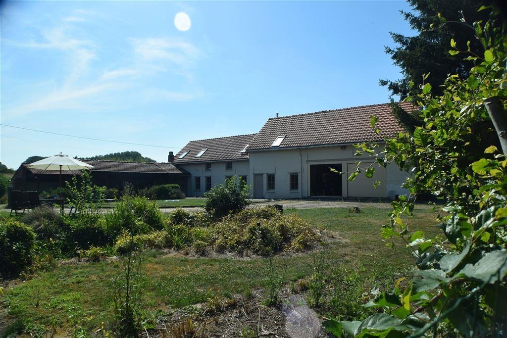 Complexe fermier composé de 2 fermes et grange transformée sur 2 ha