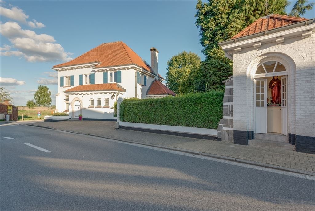 Charmante herenwoning op 15 are in dorpscentrum