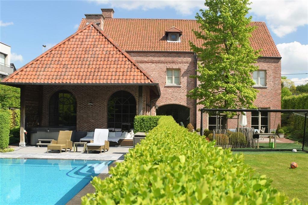 Stylish villa with swimming pool