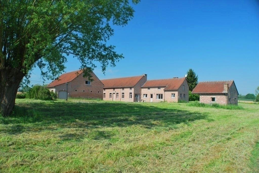 Volledig verbouwde hoeve op 2.3 ha gronden