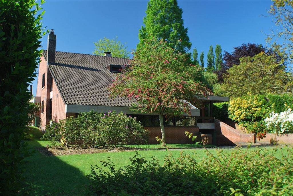 Hedendaagse villa met kantoorruimte, zwembad en tennisterrein