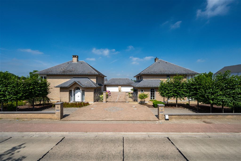 Twee stijlvolle villa's voor co-housing / Opbrengsteigendom