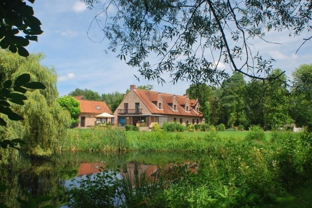 Parkdomein met 3 woningen op 7 ha in Pajottenland