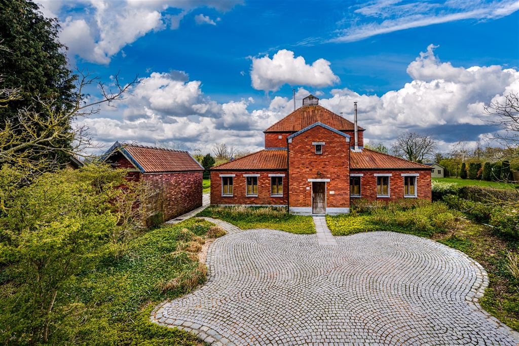 Excentrique maison d’architecte sur 32 ares