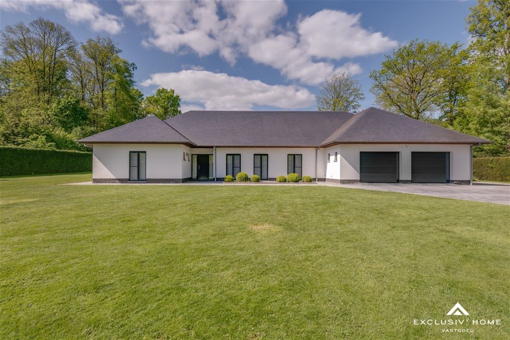 Contemporary villa in Bois du Strihoux
