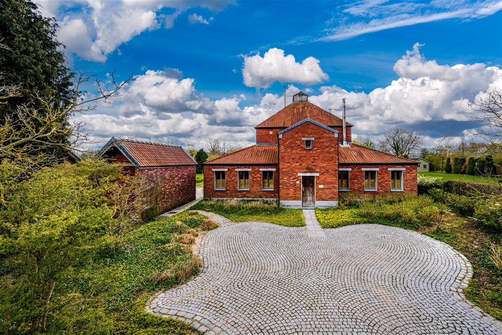 Excentrique maison d’architecte sur 32 ares