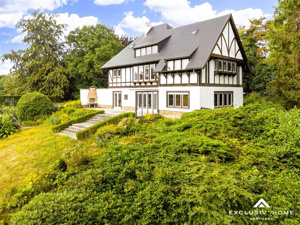 Villa classique style normand avec zone boisée de 56 ares