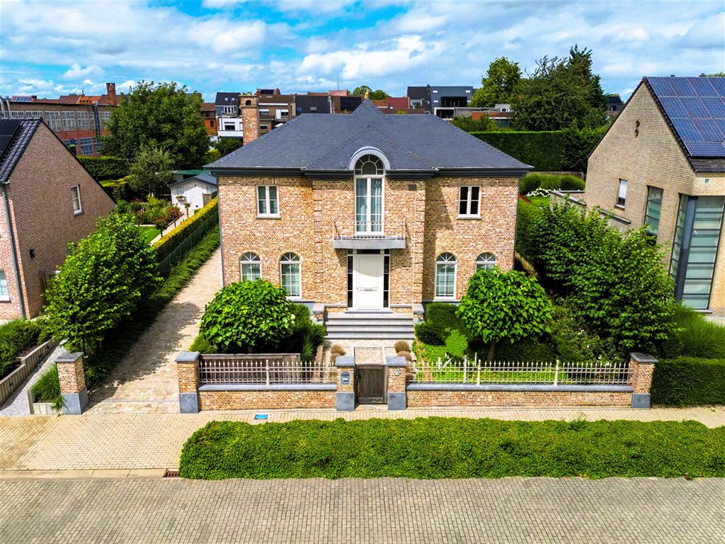 Luxurious villa in the centre of the city