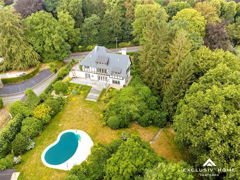 Klassieke villa in Normandische stijl met bosgebied op 56 are