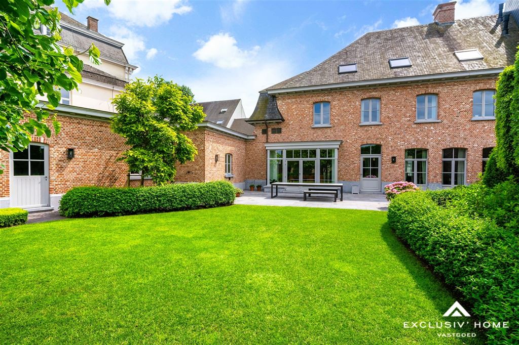 High-end luxury townhouse in rural pastoral style