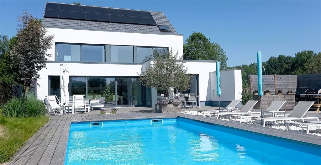 Moderne luxe villa met zwembad en 6 slaapkamers