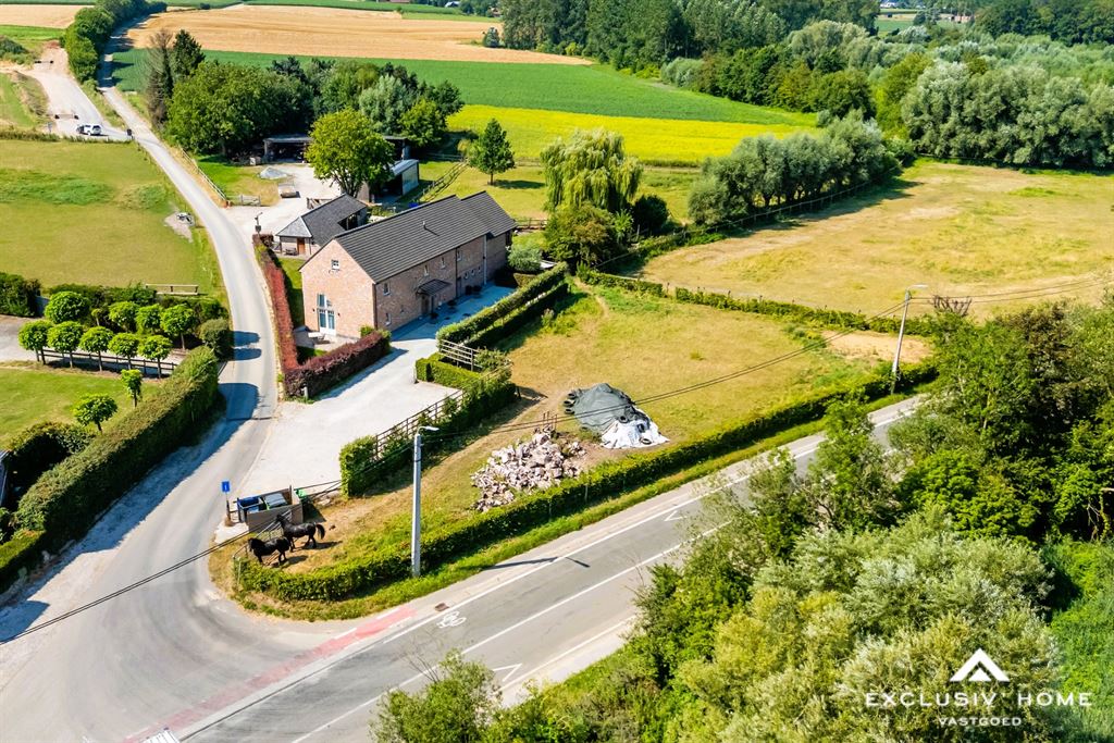 Luxury country estate with farmhouse villa, pastures and stables on 6,267 m²