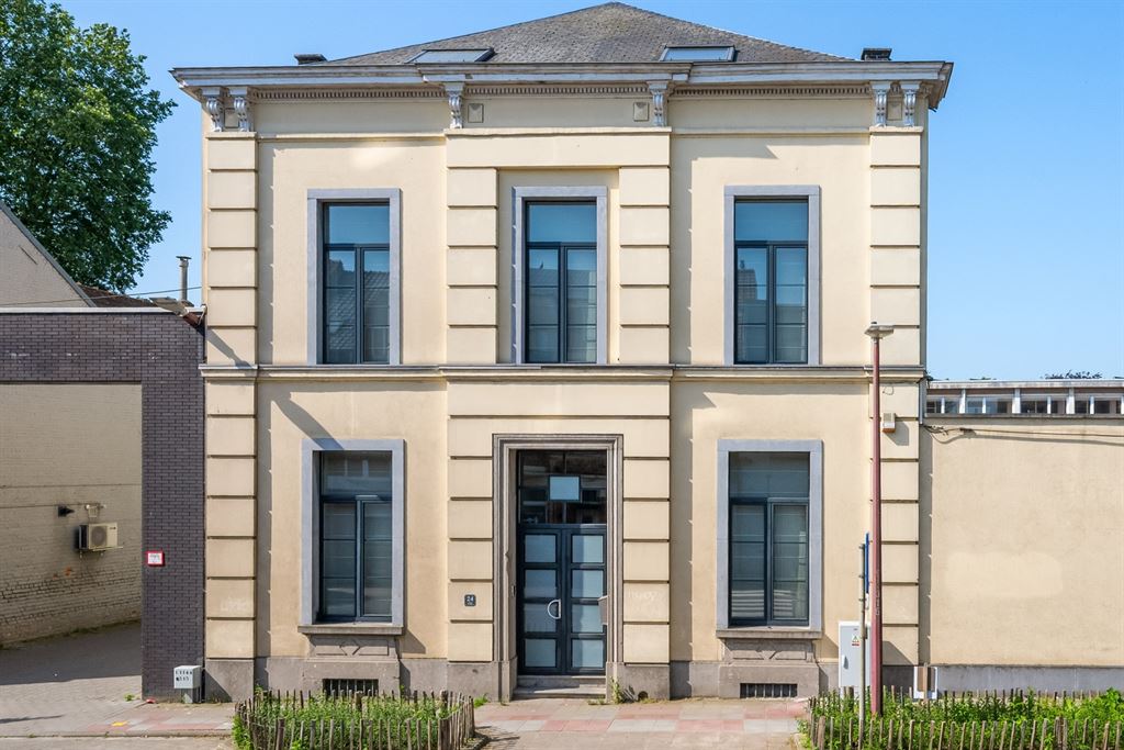 Prestigious manor house with grandeur, garden and garage in the heart of Asse