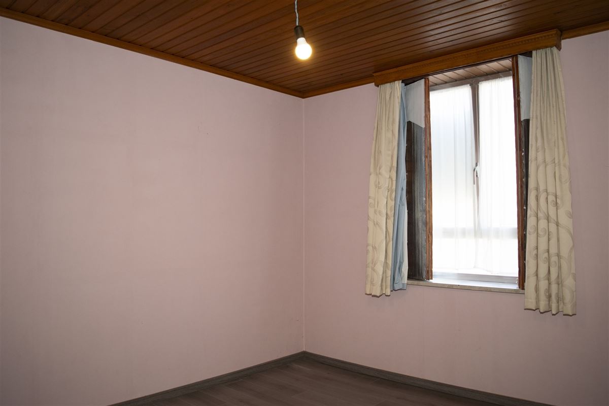 Landelijke woning met zonnepanalen, garage en tuin