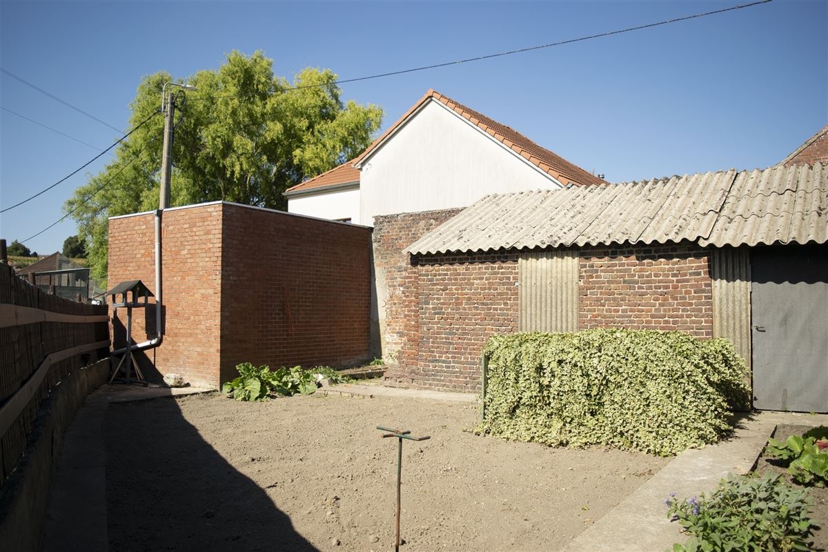 Landelijke woning met zonnepanalen, garage en tuin