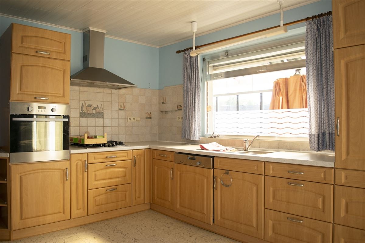 Landelijke woning met zonnepanalen, garage en tuin