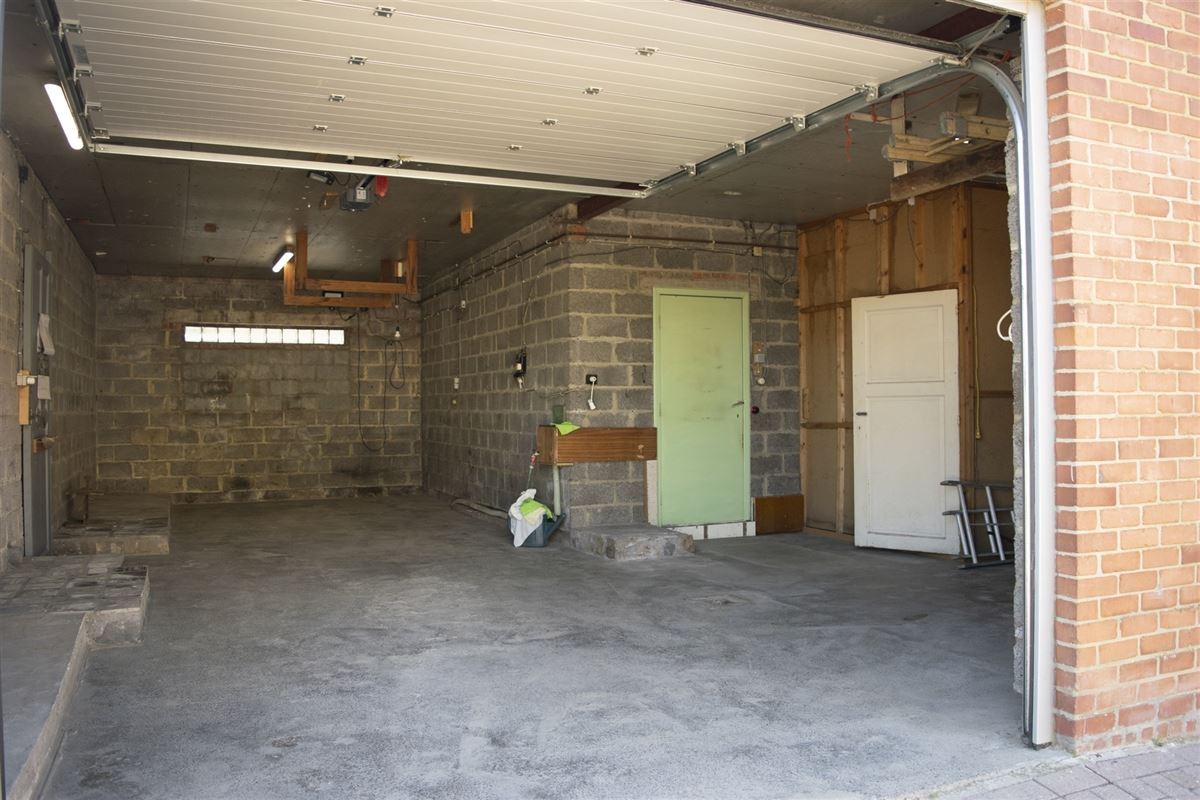 Landelijke woning met zonnepanalen, garage en tuin