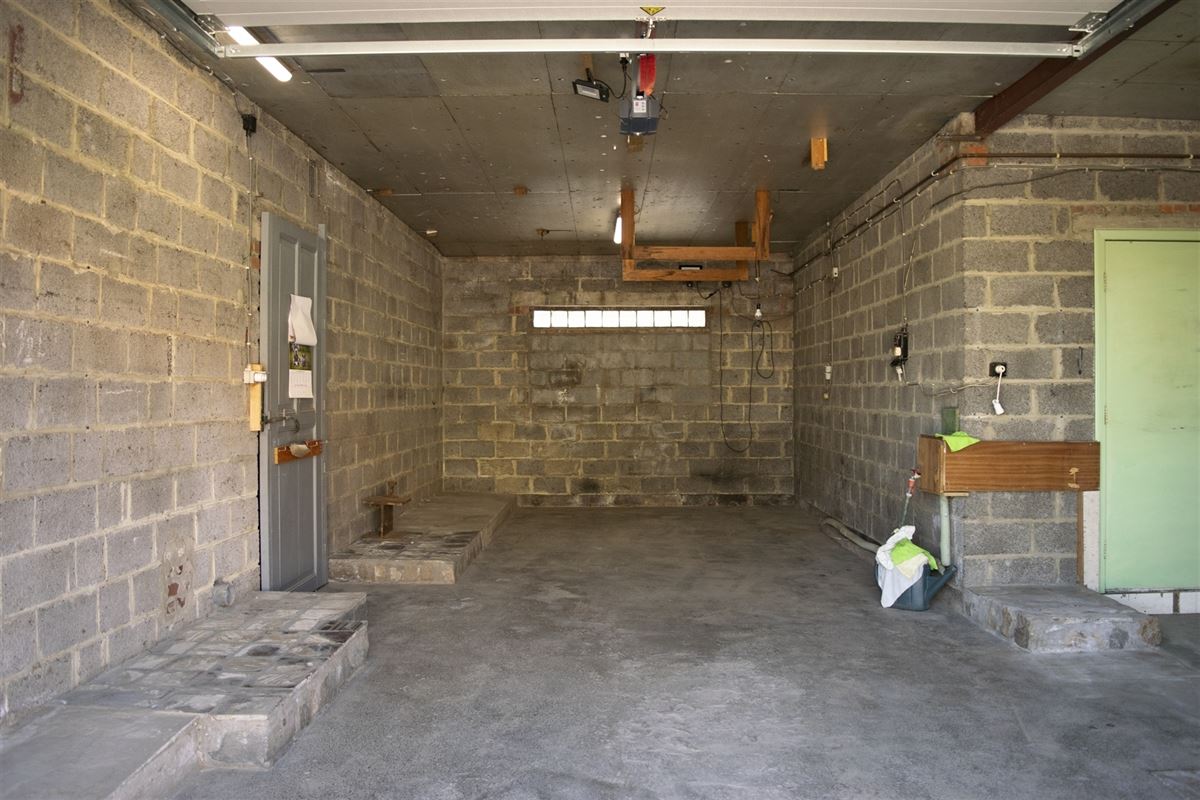 Landelijke woning met zonnepanalen, garage en tuin