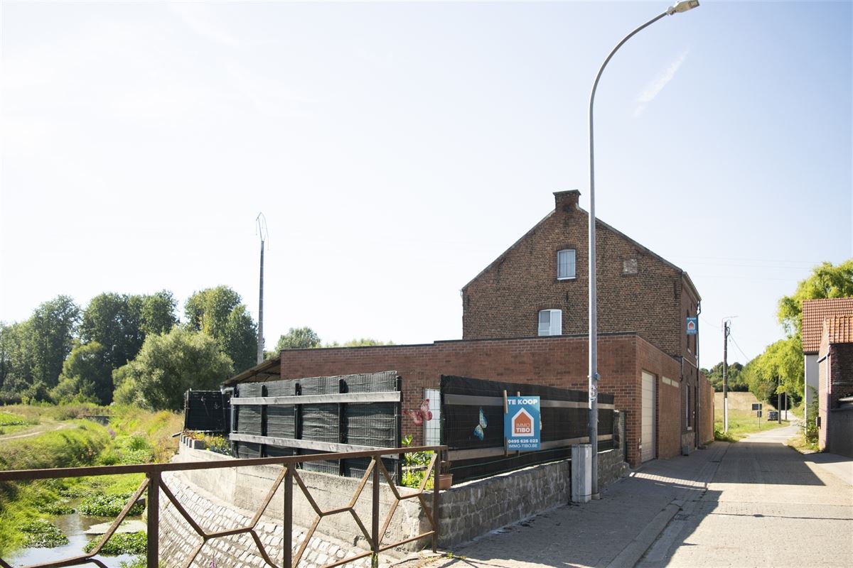 Landelijke woning met zonnepanalen, garage en tuin