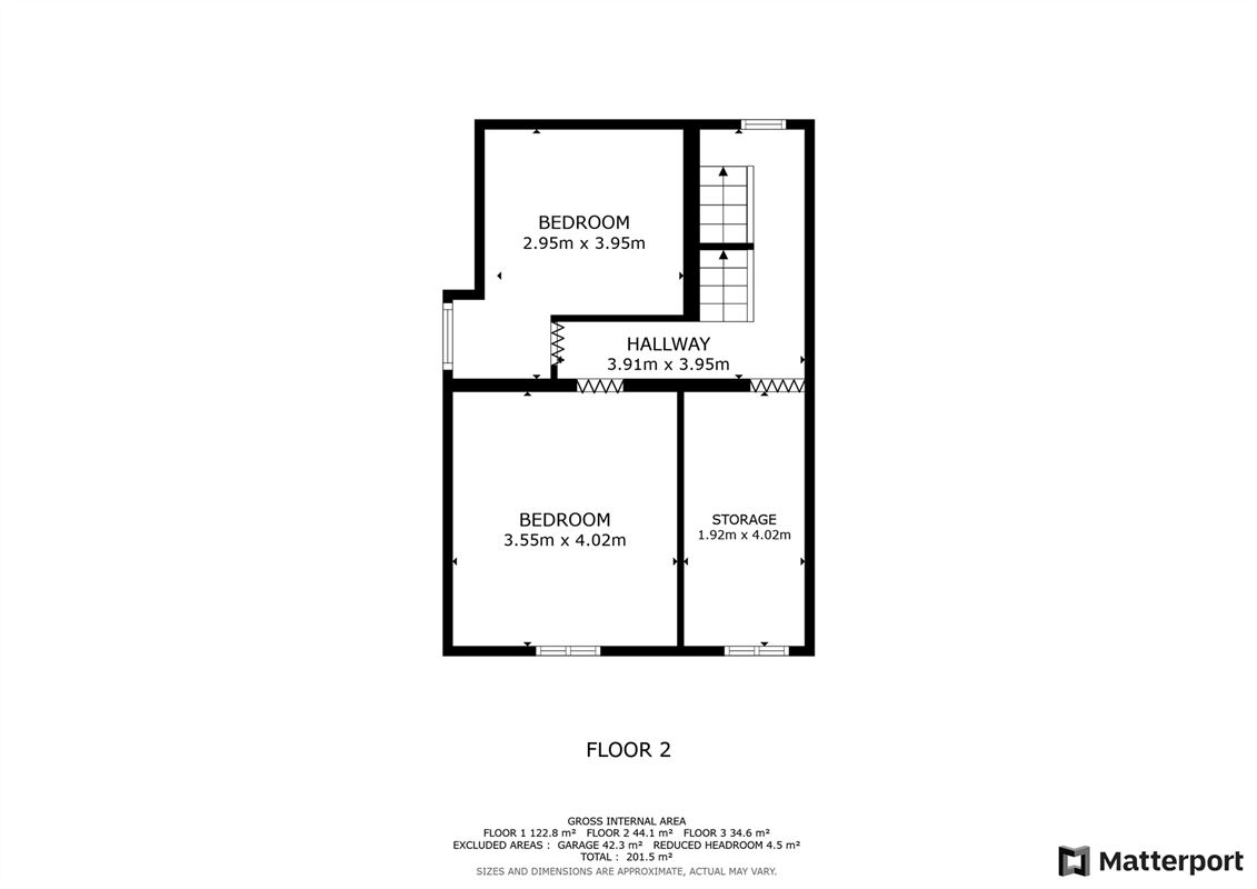 Landelijke woning met zonnepanalen, garage en tuin