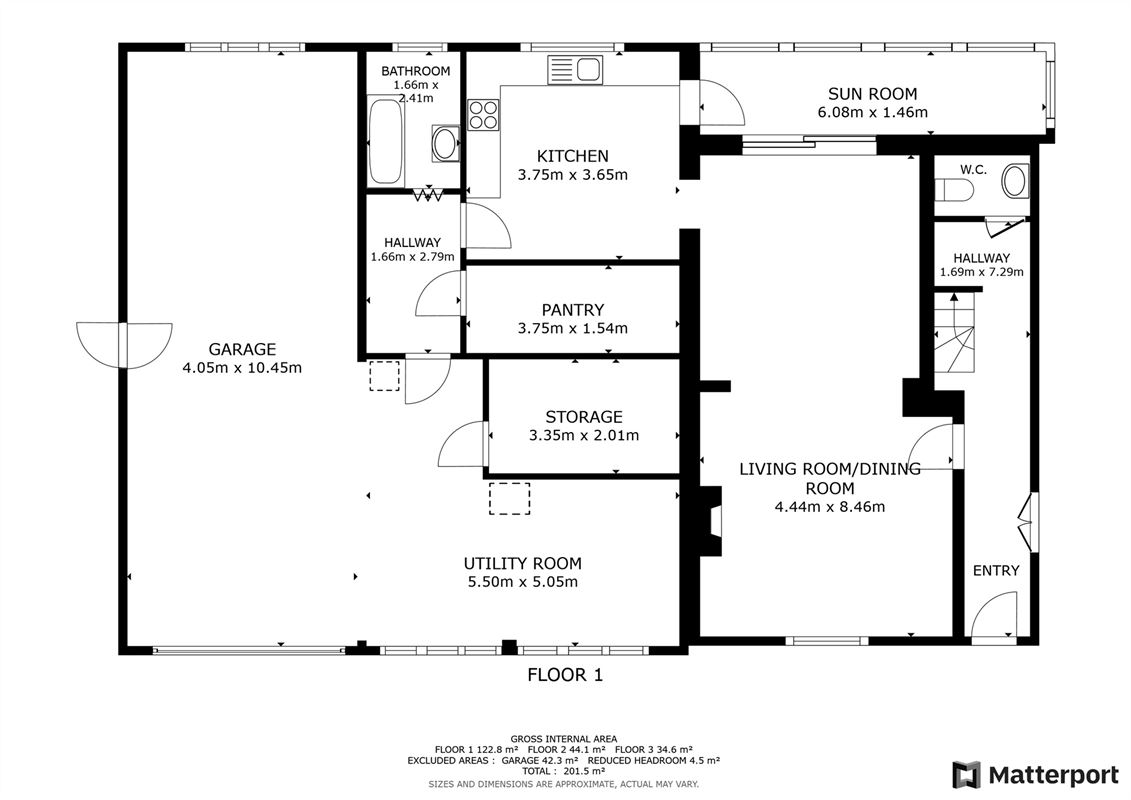 Landelijke woning met zonnepanalen, garage en tuin
