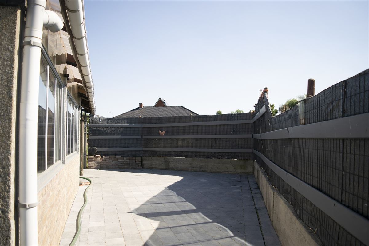 Landelijke woning met zonnepanalen, garage en tuin