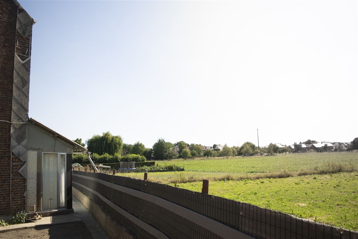 Landelijke woning met zonnepanalen, garage en tuin