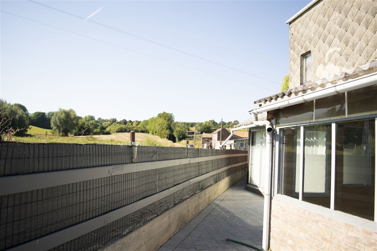 Landelijke woning met zonnepanalen, garage en tuin