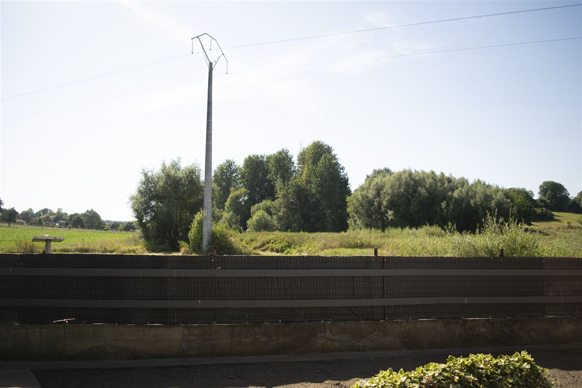 Landelijke woning met zonnepanalen, garage en tuin