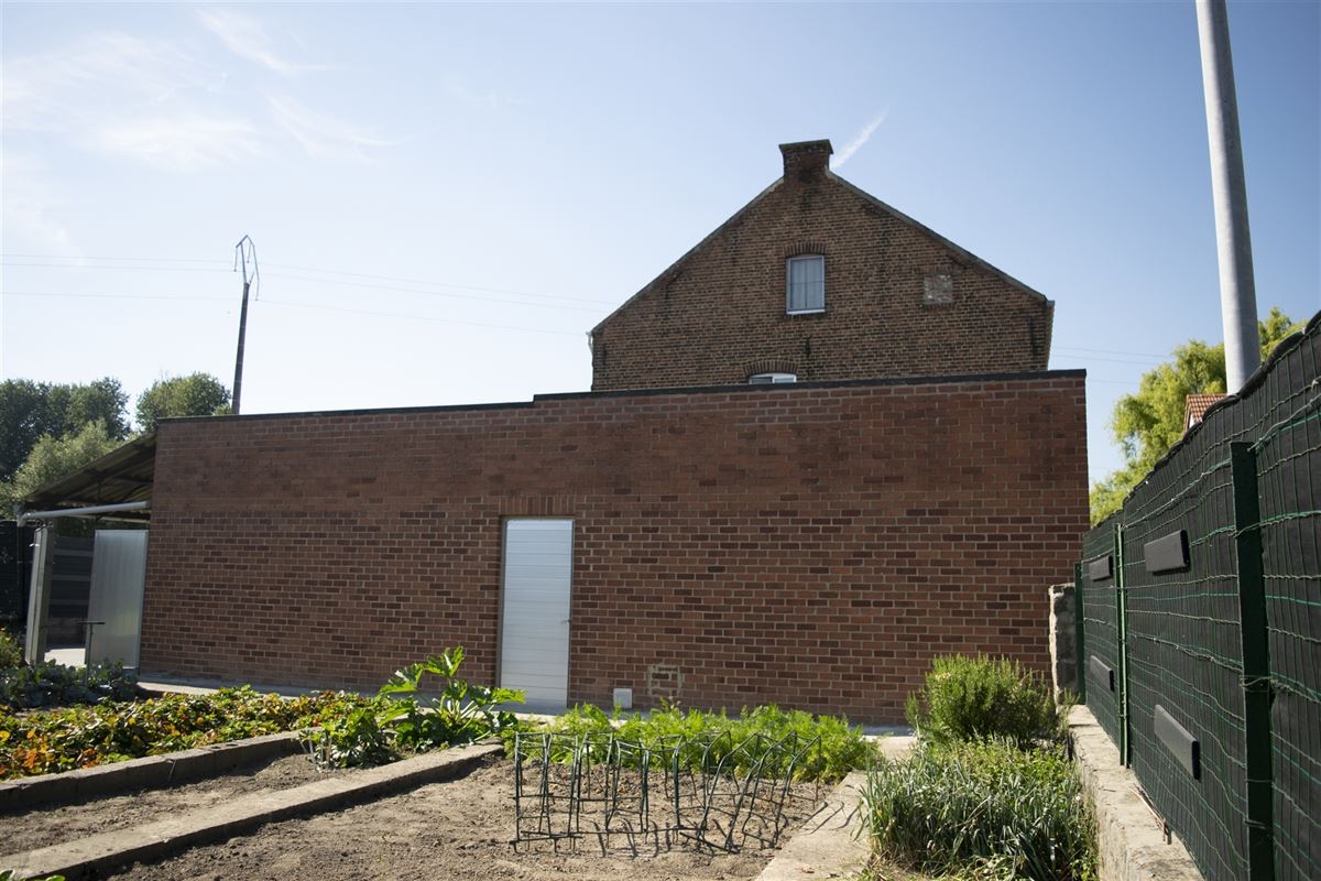 Landelijke woning met zonnepanalen, garage en tuin
