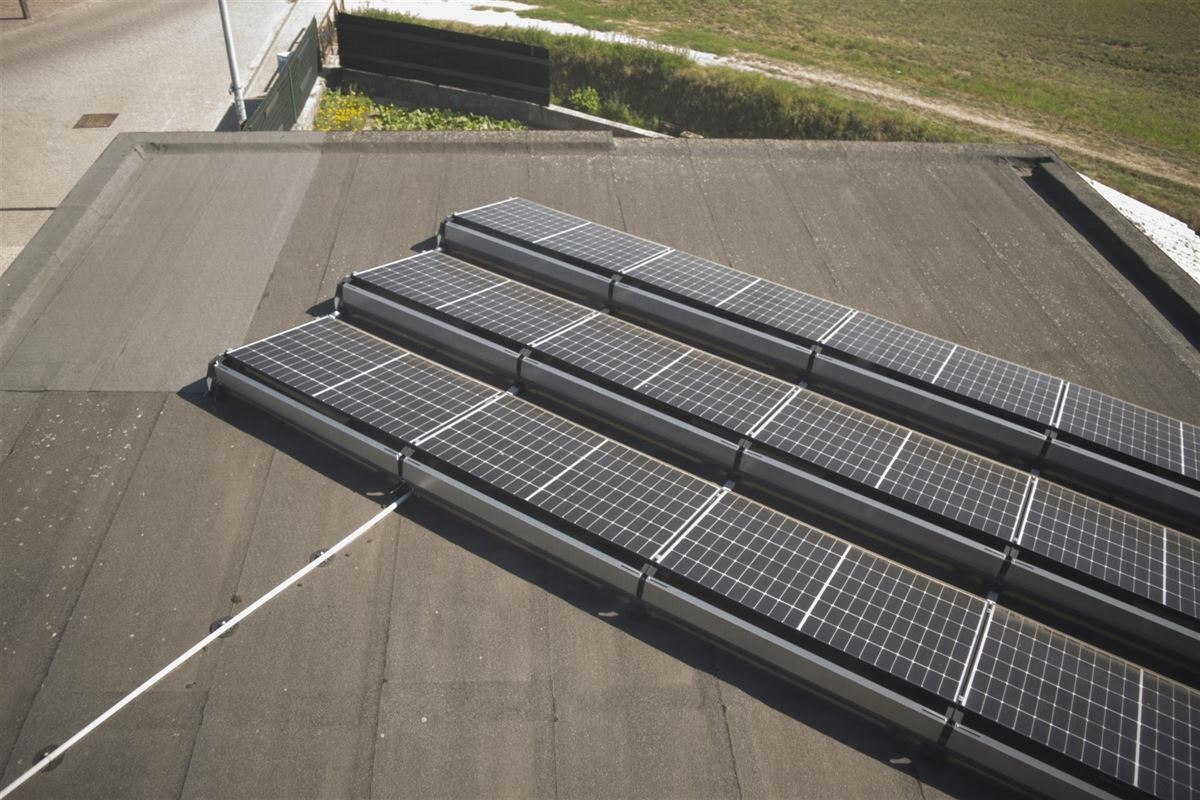 Landelijke woning met zonnepanalen, garage en tuin