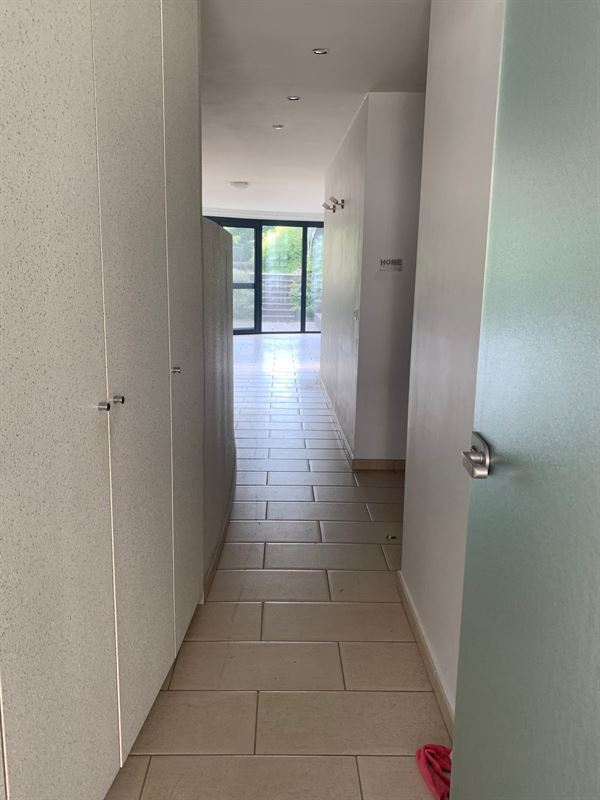 Gelijkvloers appartement met carport en terras