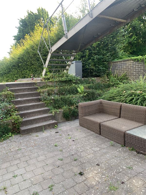 Gelijkvloers appartement met carport en terras