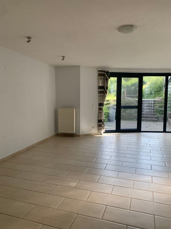 Gelijkvloers appartement met carport en terras