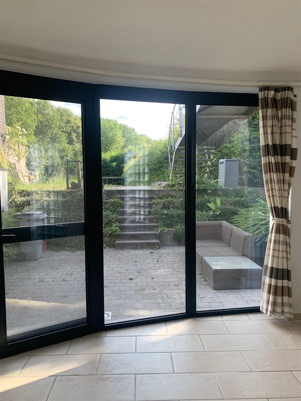 Gelijkvloers appartement met carport en terras