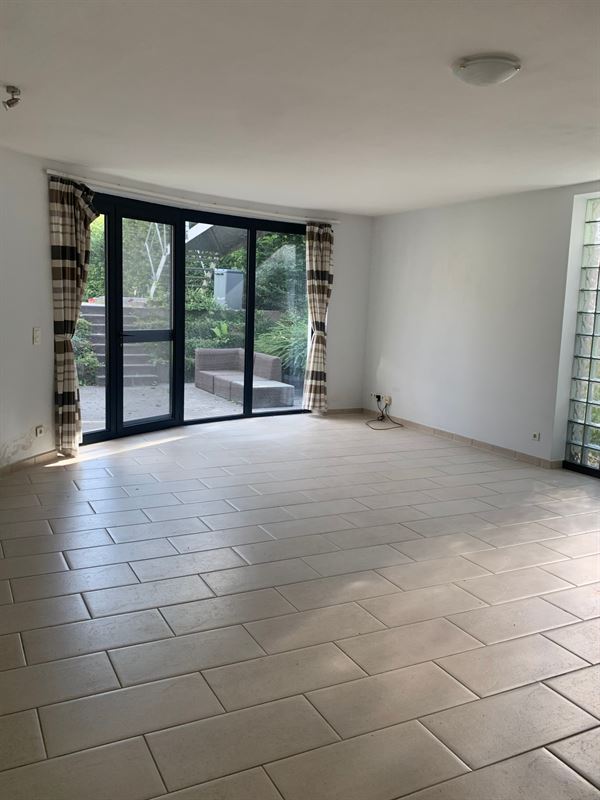Gelijkvloers appartement met carport en terras