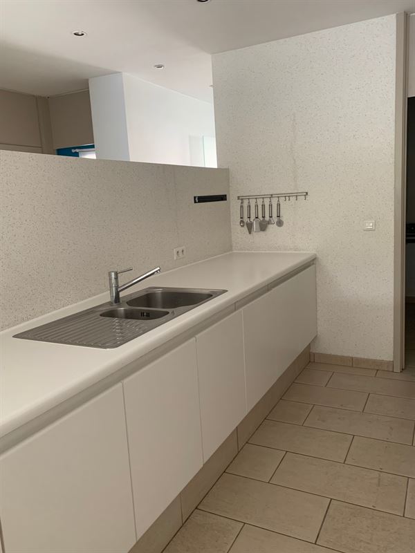 Gelijkvloers appartement met carport en terras
