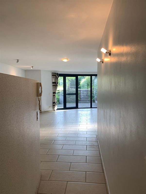Gelijkvloers appartement met carport en terras